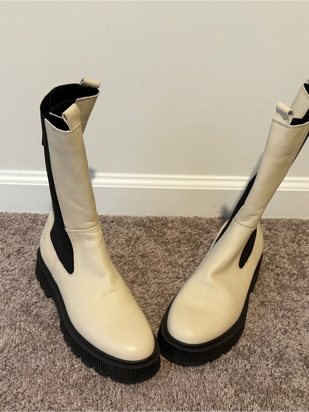 Kurt Geiger Cream Chelsea Lug Sole Boots – Women’s Pull-On Boots Worn Once